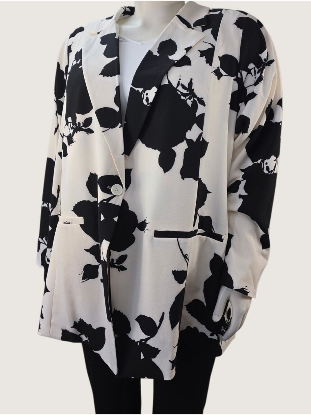 Torrid Studio Floral Crepe Blazer Ivory Black 5X NWT - Picture 3 of 11
